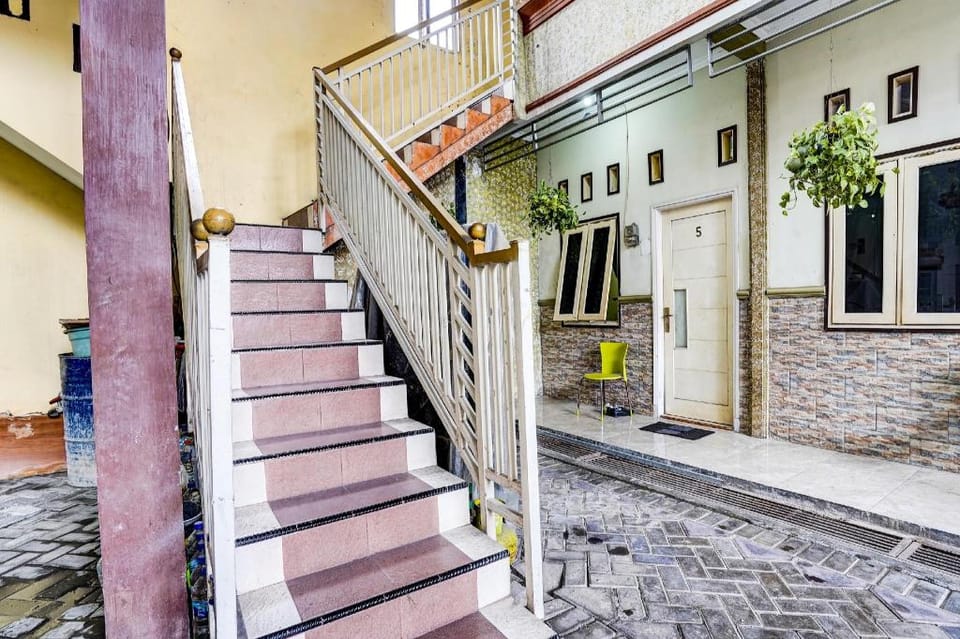 OYO 91795 Kos Jeehel Syariah Hotel in East Java