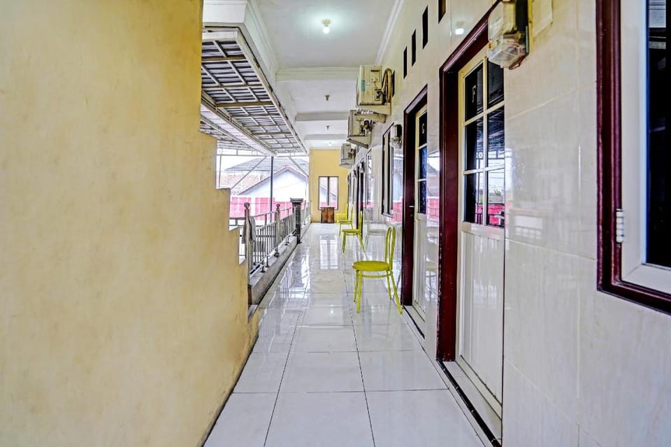 OYO 91795 Kos Jeehel Syariah Hotel in East Java