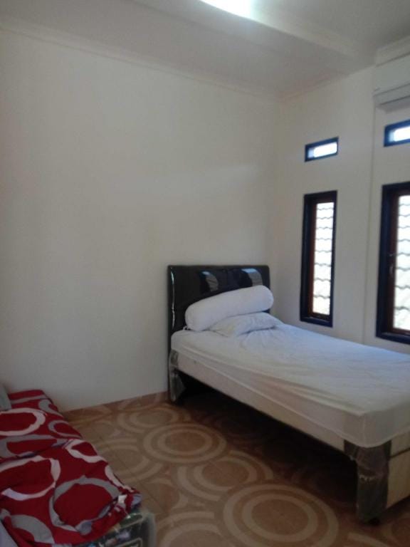 EXPRESS O 91722 Home Stay Dan Sewa Mobil Jhon's Family Hotel in Indonesia