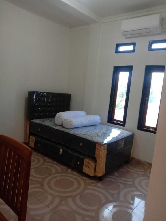 EXPRESS O 91722 Home Stay Dan Sewa Mobil Jhon's Family Hotel in Indonesia