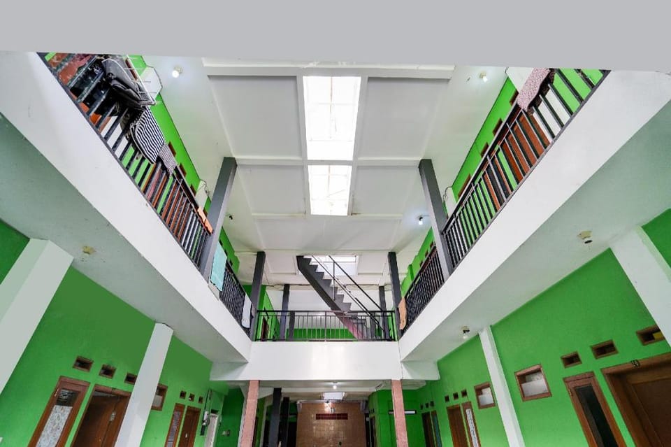 SPOT ON 91775 Pondok 14 Syariah Hotel in Parongpong