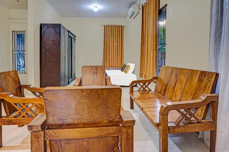SPOT ON 91756 Alif House Syariah Hotel in East Java