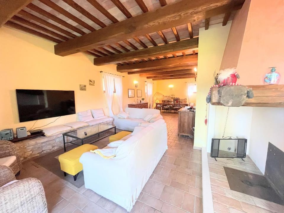 Sleeps 10 Magnificent detached villa - poolgroundsgames room Exc yours Wifi Villa in Umbria