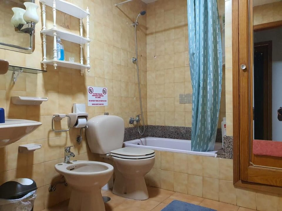 Budjet Rooms 4 at jumbo with Shared Birth Room. Apartment in Maspalomas