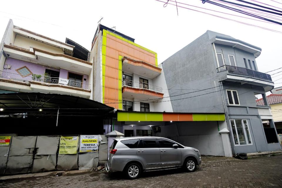 Marcello Residence Siwalankerto near Petra University Surabaya Mitra RedDoorz Hotel in Surabaya