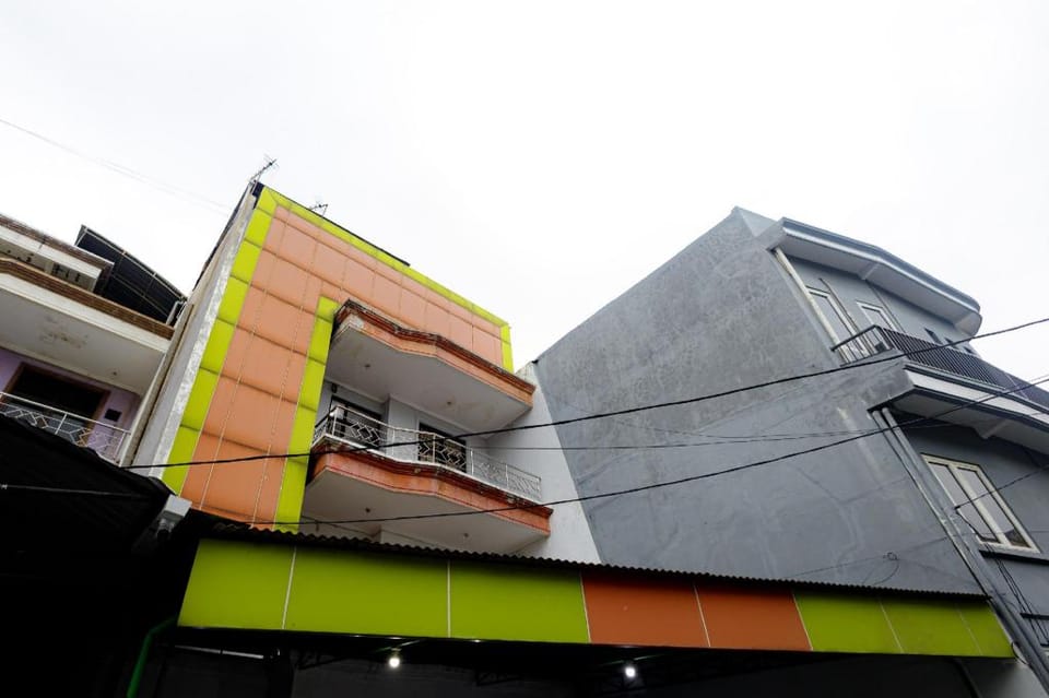 Marcello Residence Siwalankerto near Petra University Surabaya Mitra RedDoorz Hotel in Surabaya
