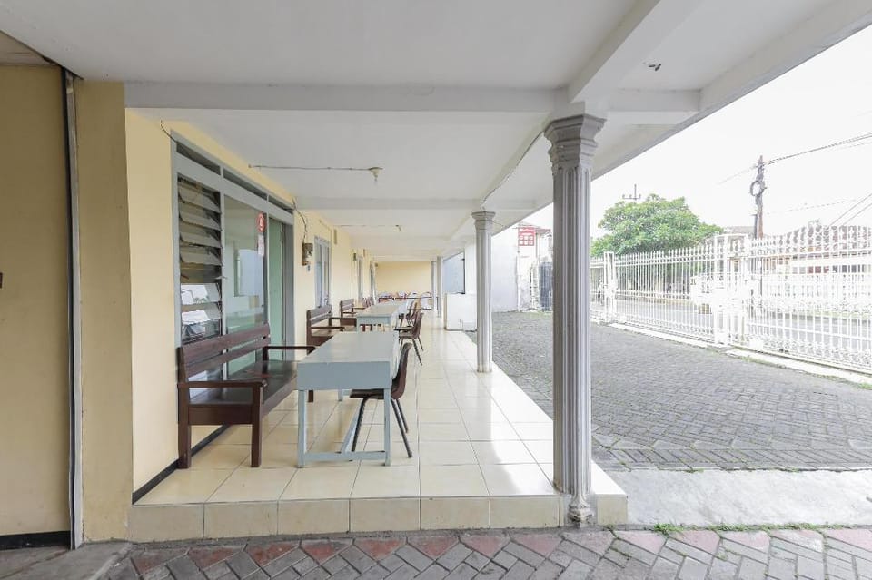 RedDoorz @ CBR Residence Blimbing Hotel in East Java