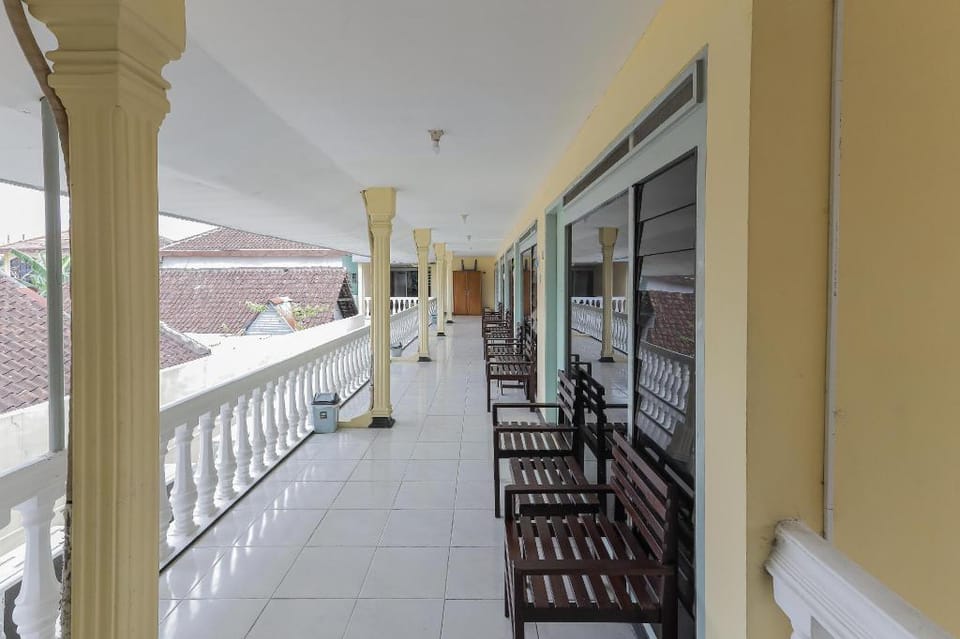 RedDoorz @ CBR Residence Blimbing Hotel in East Java
