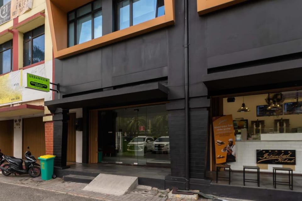 Urbanview Hotel Bizhome Artha Gading Boulevard by RedDoorz Hotel in Jakarta