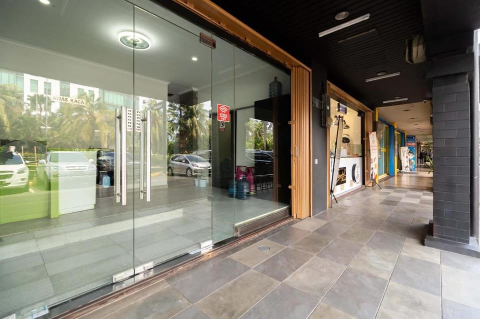 Urbanview Hotel Bizhome Artha Gading Boulevard by RedDoorz Hotel in Jakarta