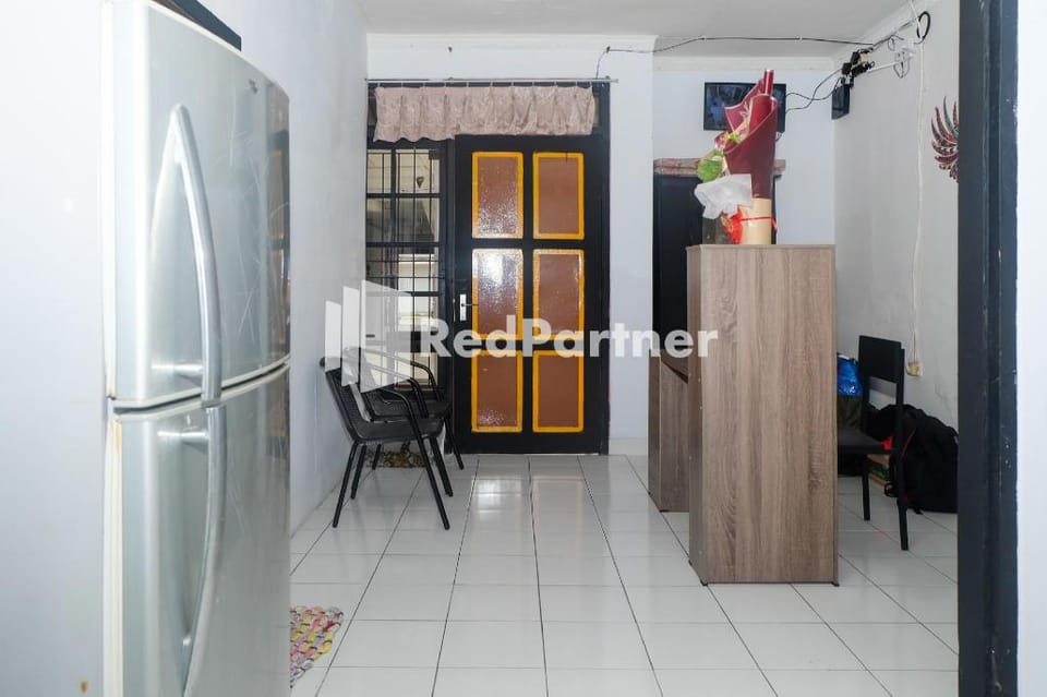 Ninja Room Pasteur Mitra RedDoorz Hotel in Bandung