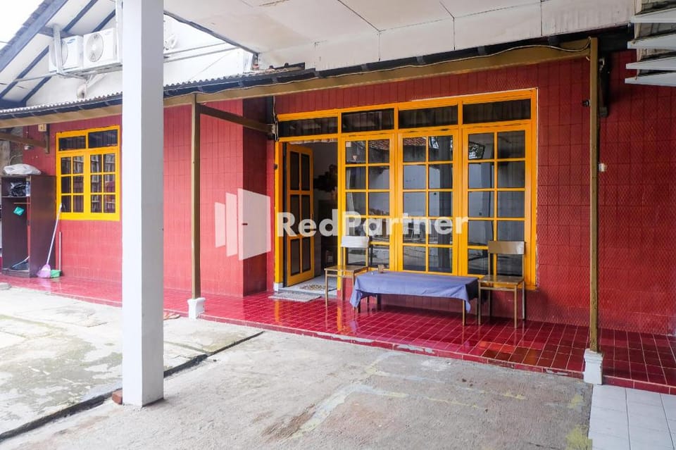 Ninja Room Pasteur Mitra RedDoorz Hotel in Bandung