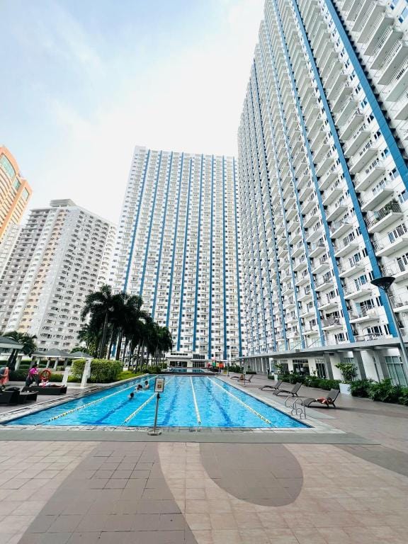 SM Light Premium condo w/ 75 inch tv (Boni MRT) Apartment in Mandaluyong