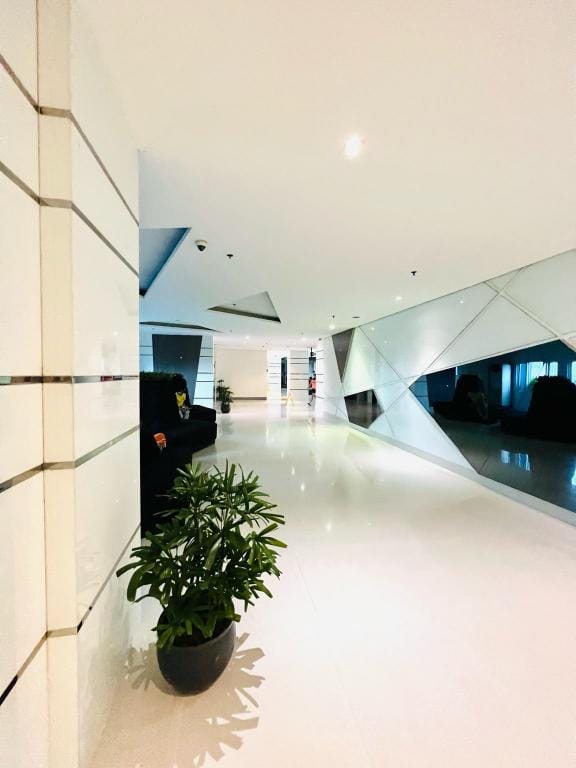 SM Light Premium condo w/ 75 inch tv (Boni MRT) Apartment in Mandaluyong
