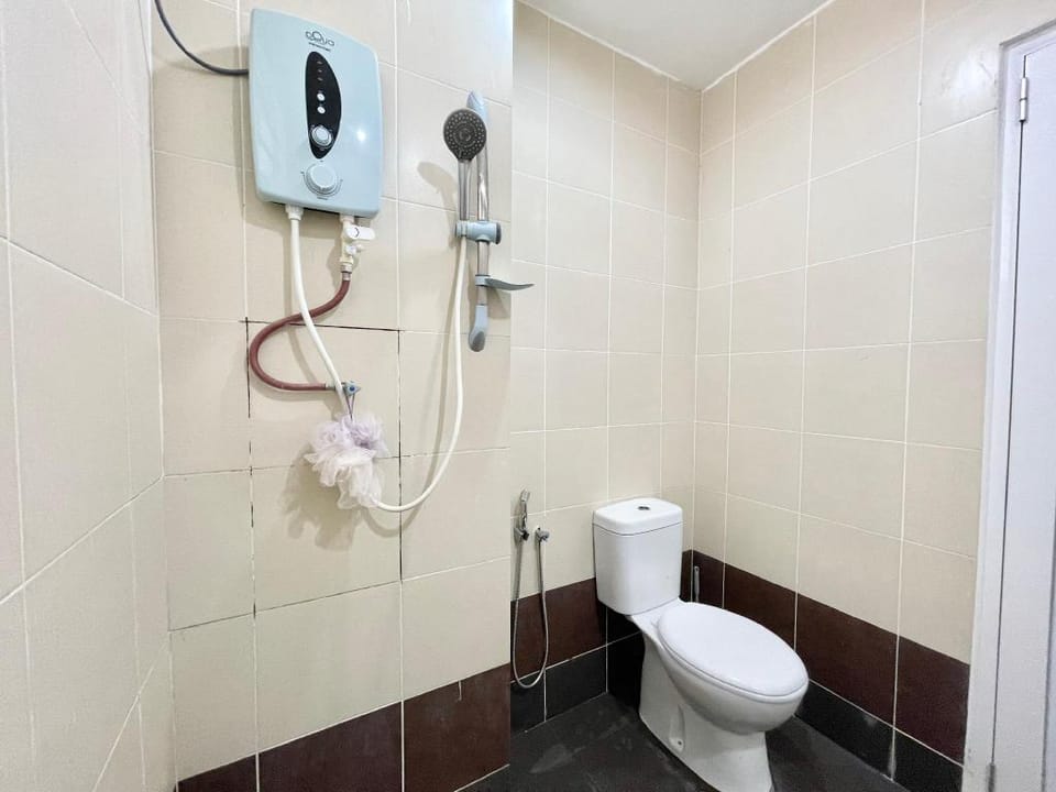 Cheerful 4BR Home II w/ Karaoke | Netflix, 12PAX Apartment in Malaysia