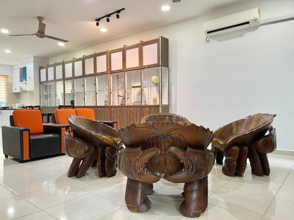 Cheerful 4BR Home II w/ Karaoke | Netflix, 12PAX Apartment in Malaysia