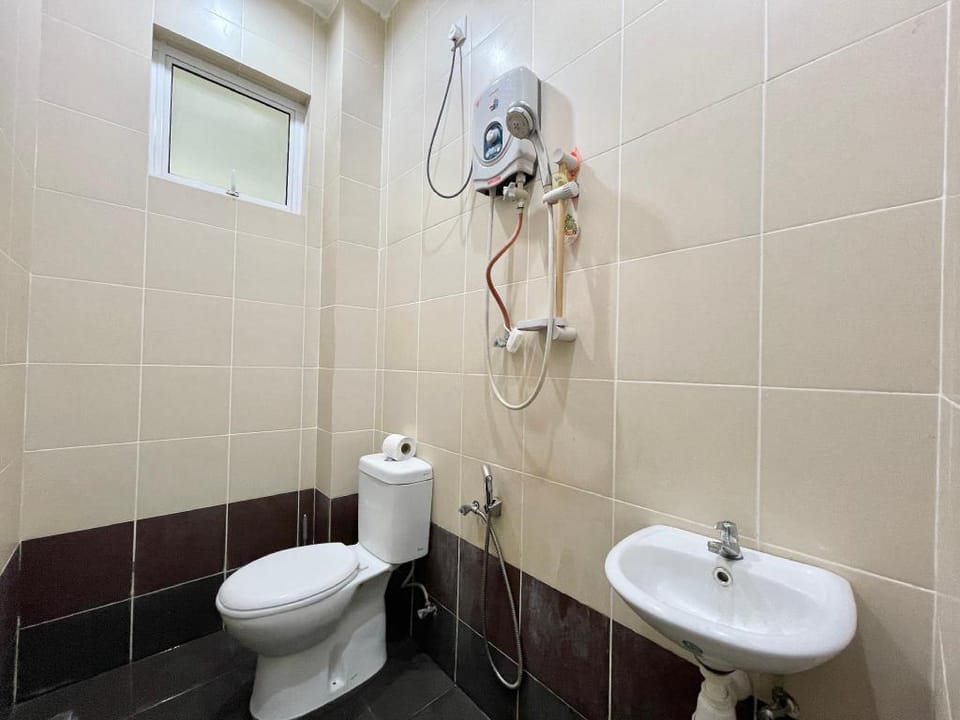 Cheerful 4BR Home II w/ Karaoke | Netflix, 12PAX Apartment in Malaysia