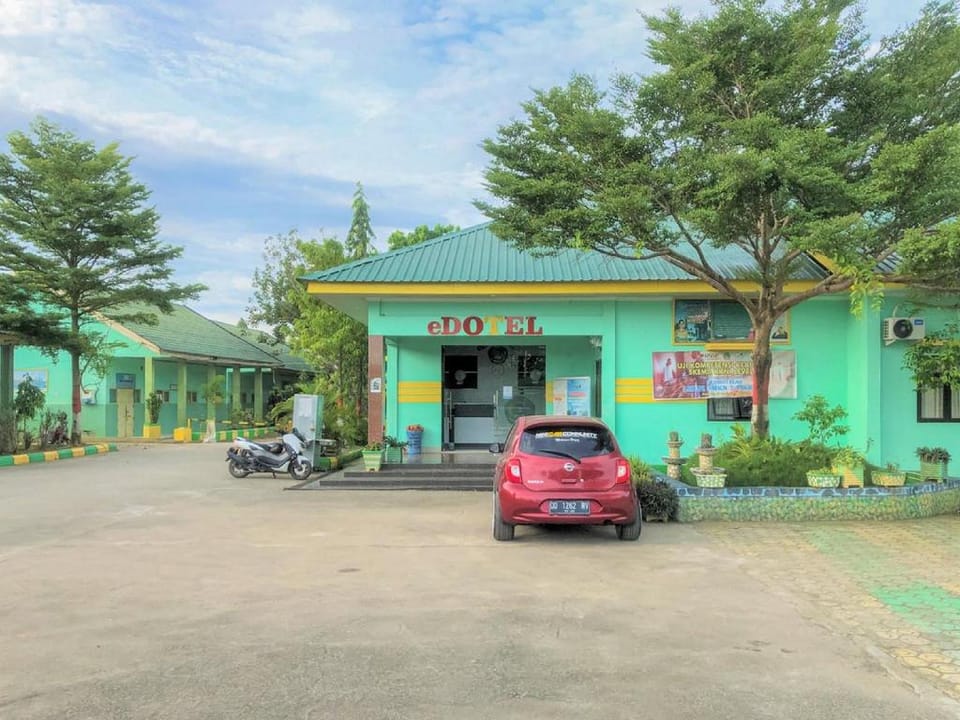 Edotel SMKN 2 Pinrang Mitra RedDoorz Hotel in Indonesia