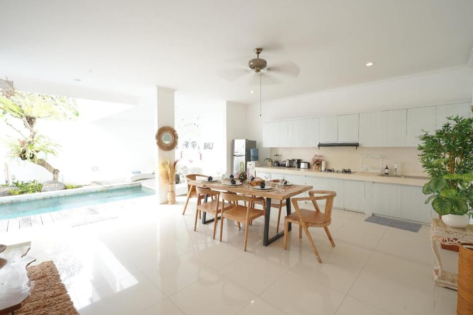 3 BR Villa, Modern & Central Location Villa in North Kuta