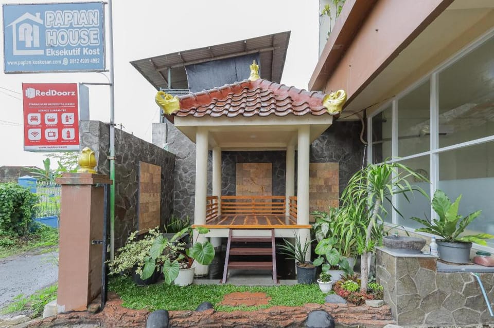 RedDoorz Syariah near Universitas Jember Hotel in East Java