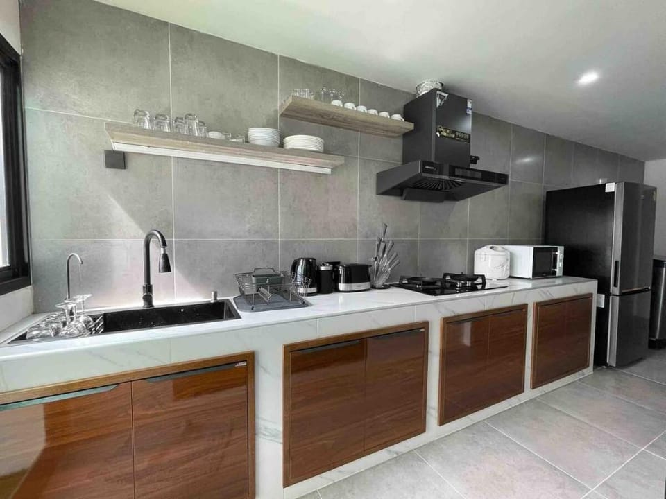 Luxury Brand new 4 Br Pool Villa 200m from Beach Villa in Pattaya City