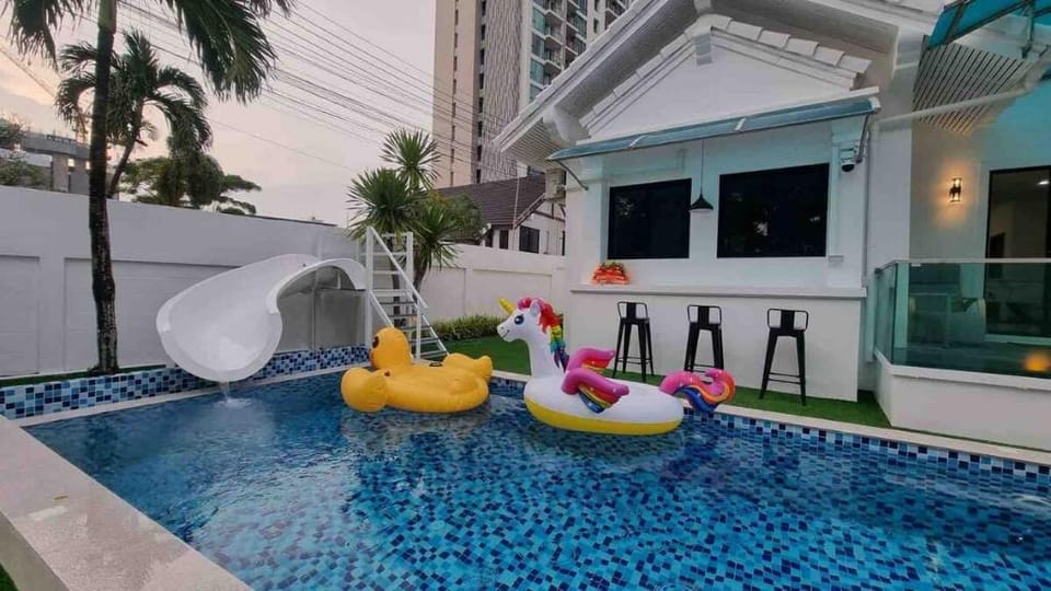 Luxury Brand new 4 Br Pool Villa 200m from Beach Villa in Pattaya City
