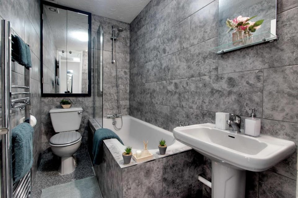 Modern One Bedroom House, Welsh Harp, NW London Vacation rental in Edgware