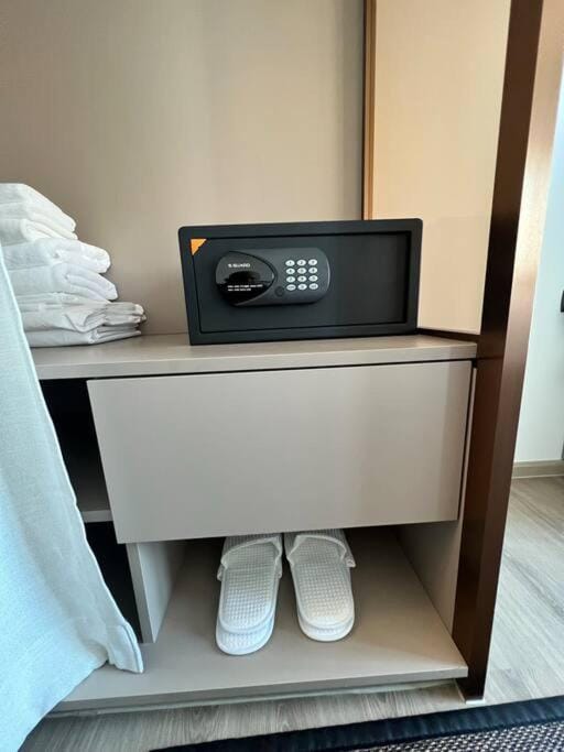 Secret Gem Sea-View King Size EDGE Central Pattaya Apartment in Pattaya City