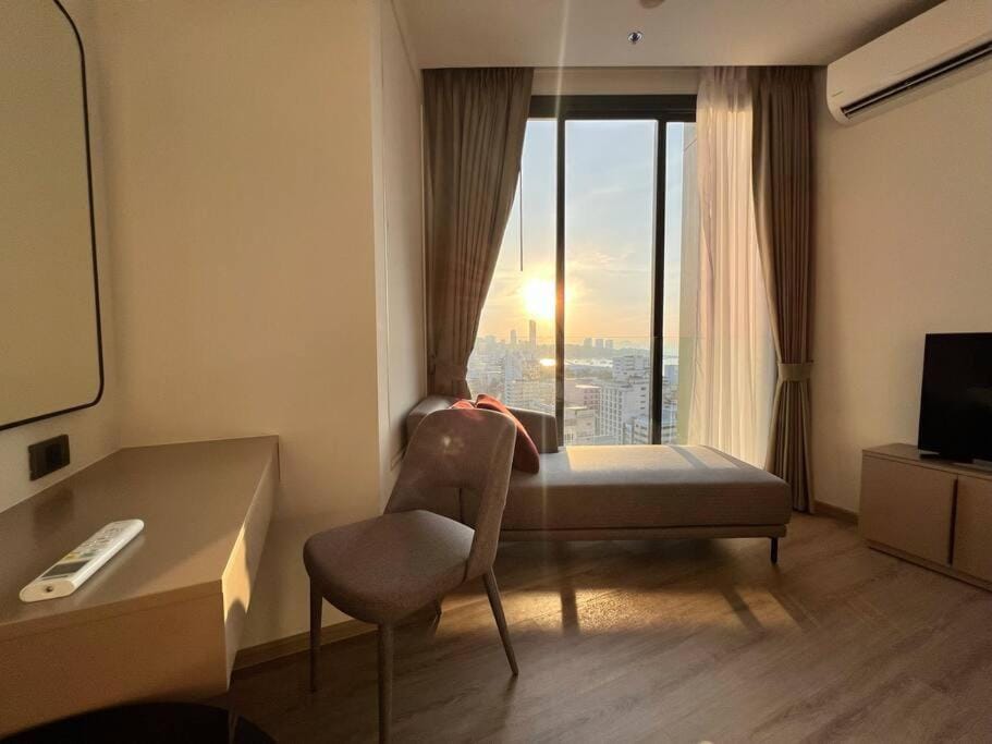 Secret Gem Sea-View King Size EDGE Central Pattaya Apartment in Pattaya City