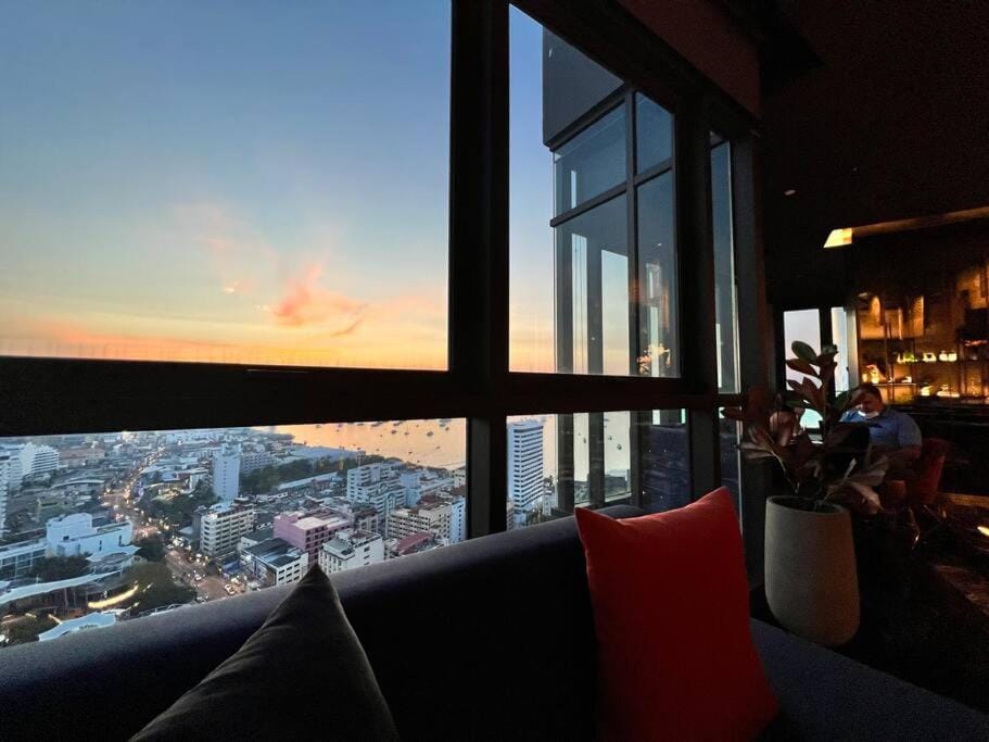 Secret Gem Sea-View King Size EDGE Central Pattaya Apartment in Pattaya City