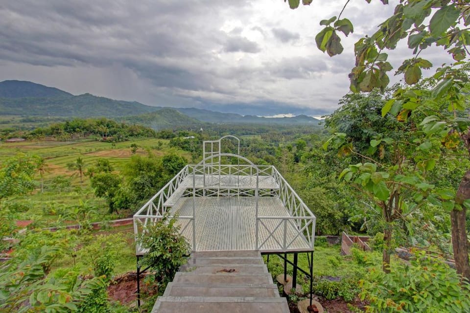 Capital O 91837 Villa Bukit Leddu Hotel in West Praya