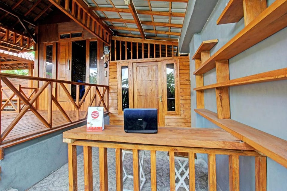 Capital O 91837 Villa Bukit Leddu Hotel in West Praya