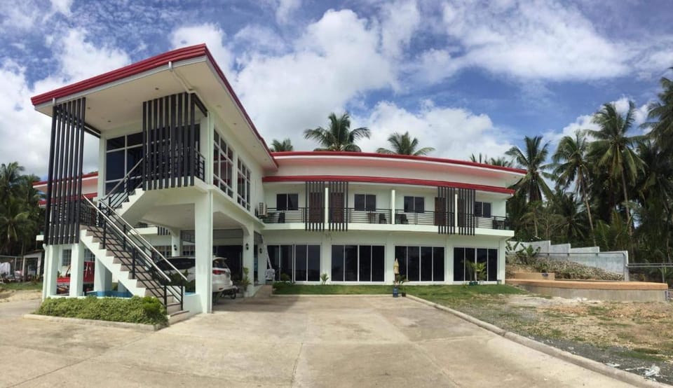 Elnora Delmar Travellers Inn Hotel in Siquijor