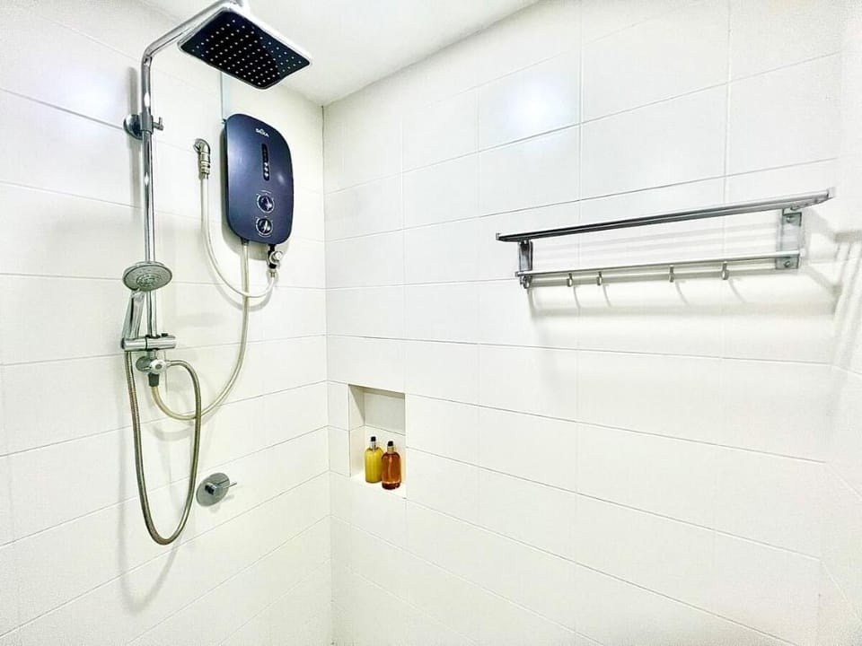 E 1-5Pax Cozy home 4 Bed Wifi TV Trefoil @Setia City Setia Alam SCCC Apartment in Selangor, Malaysia