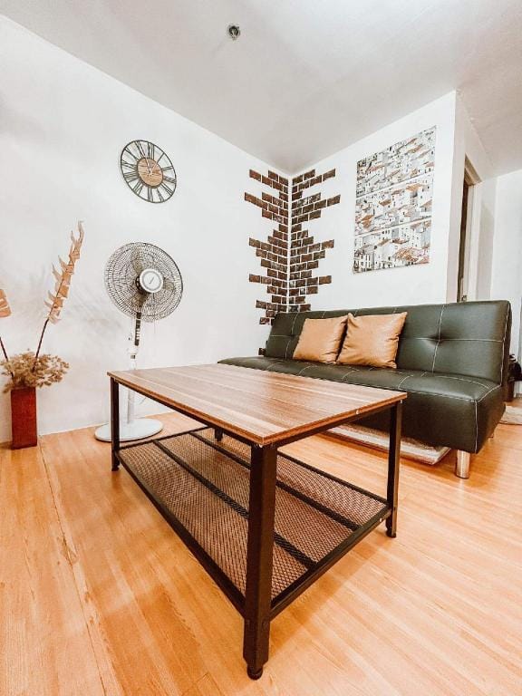 Black & Bold - 1BR Condo 50mbpsWIFI near SM Marilao Apartment in Region of Manila
