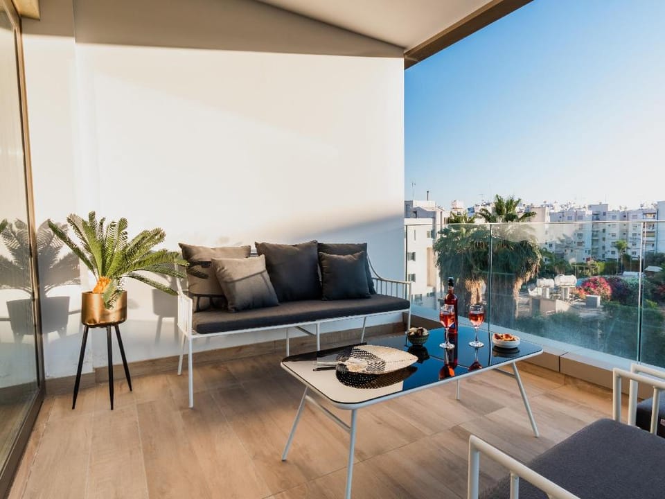 Fantastic and centrally located vacation apartment for up to six All yours Apartment in Germasogeia