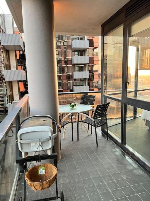 17 Floor Waterfront Apartment Docklands 2BR 2Car Apartment in Melbourne