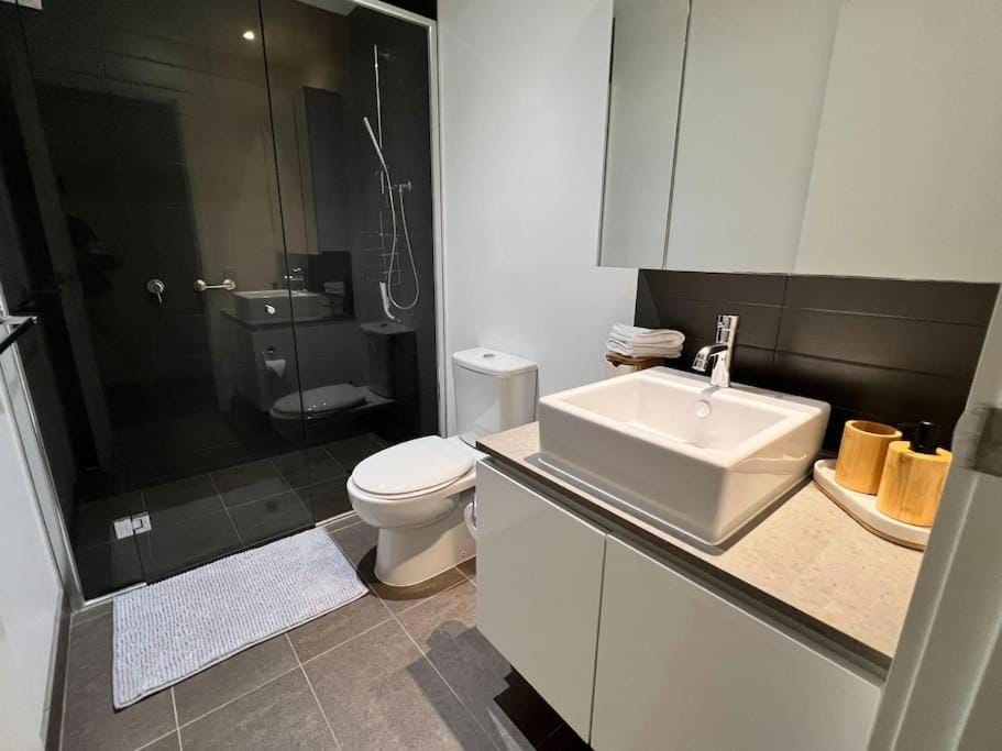 17 Floor Waterfront Apartment Docklands 2BR 2Car Apartment in Melbourne