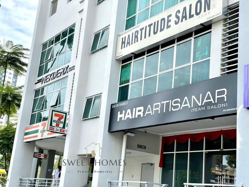 New-Lovely in Red Suit 1-4pax Pool View@ Penang Apartment in George Town