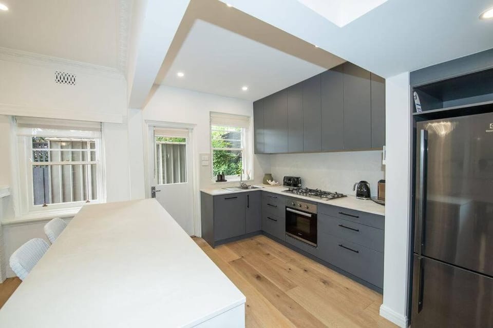 Escape at Seascape - Beachside Townhouse Apartment in Brighton