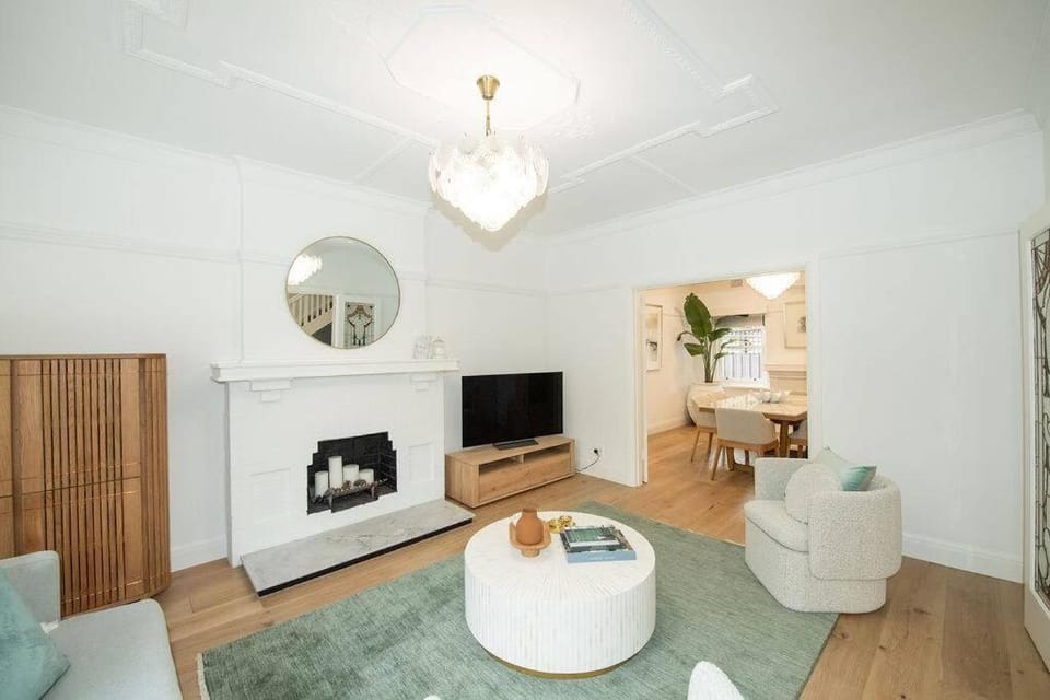 Escape at Seascape - Beachside Townhouse Apartment in Brighton