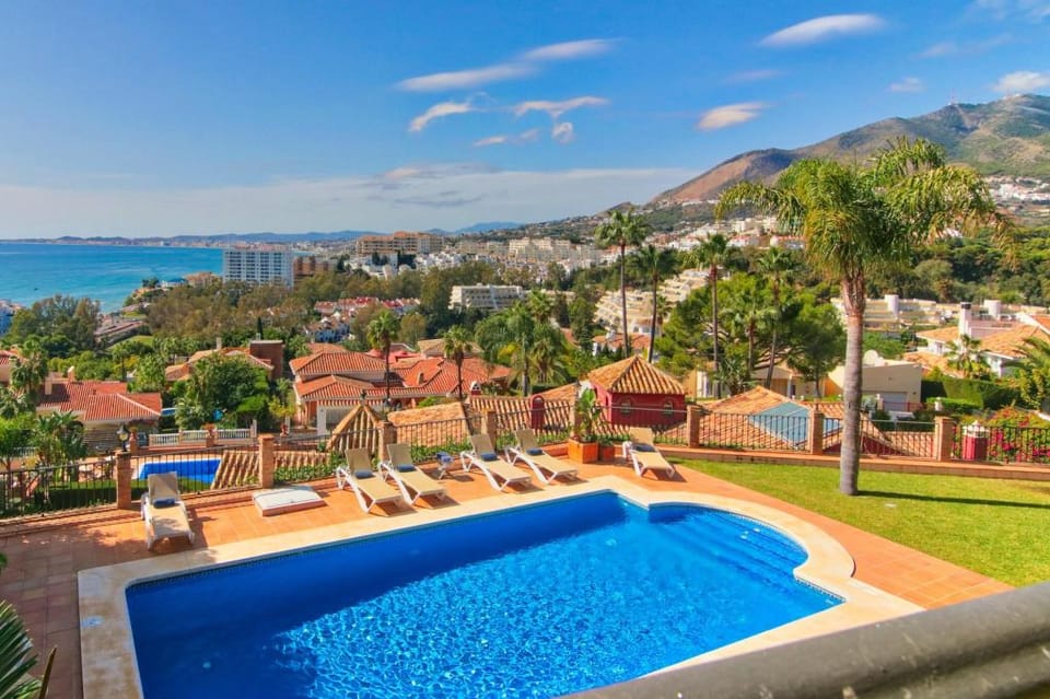 Beachside villa with panoramic sea views Apartment in Benalmadena