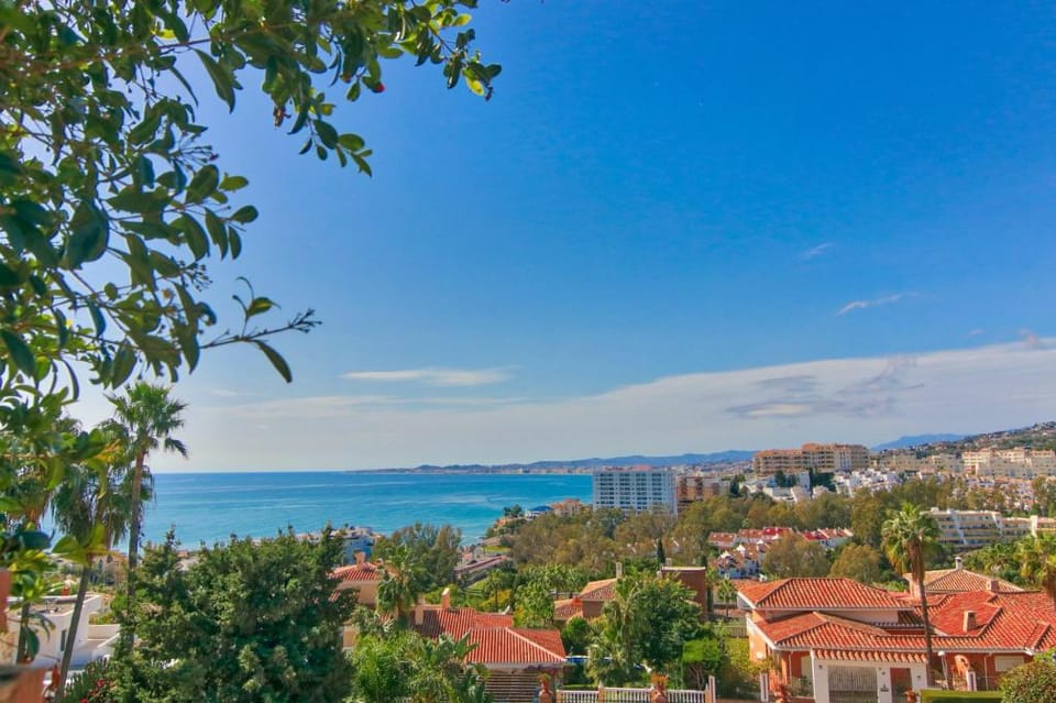 Beachside villa with panoramic sea views Apartment in Benalmadena