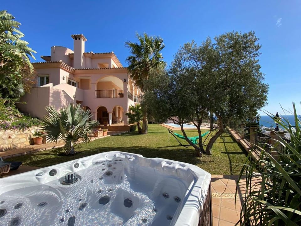 Beachside villa with panoramic sea views Apartment in Benalmadena