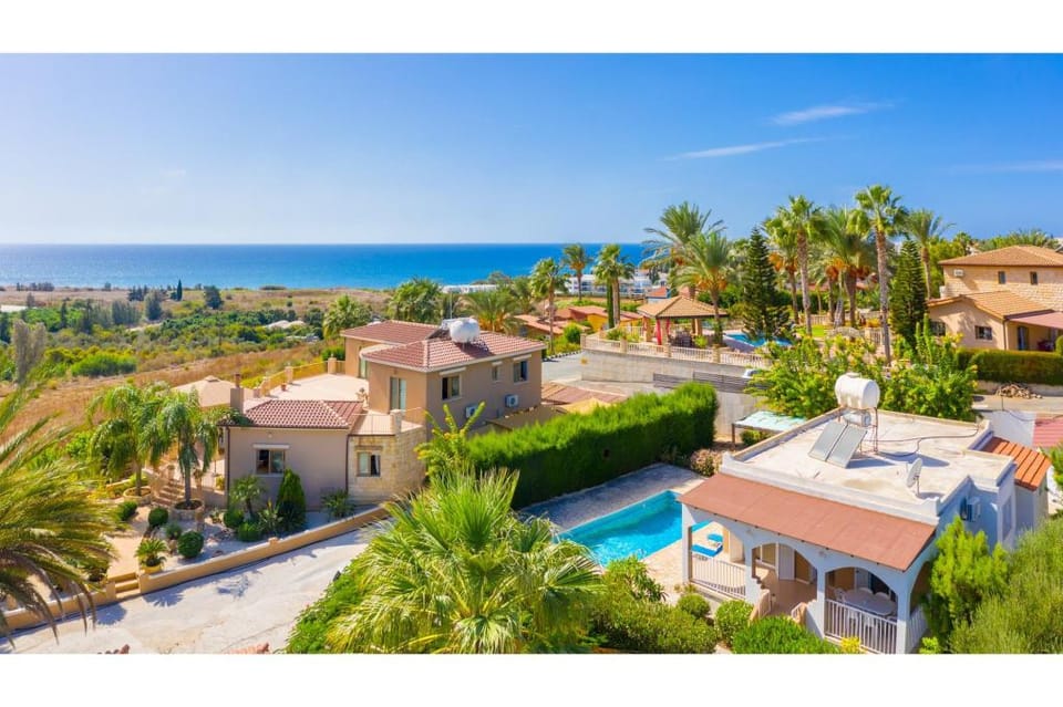 Villa Lela Pente: Large Private Pool, Walk to Beach, A/C, WiFi, Car Not Required, Eco-Friendly       Apartment in Peyia
