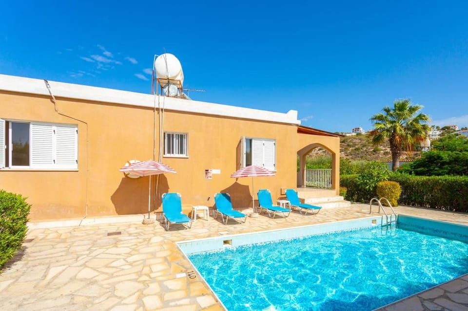 Villa Lela Pente: Large Private Pool, Walk to Beach, A/C, WiFi, Car Not Required, Eco-Friendly       Apartment in Peyia