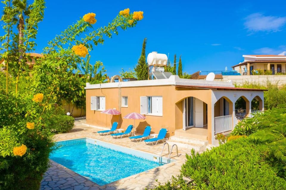 Villa Lela Pente: Large Private Pool, Walk to Beach, A/C, WiFi, Car Not Required, Eco-Friendly       Apartment in Peyia