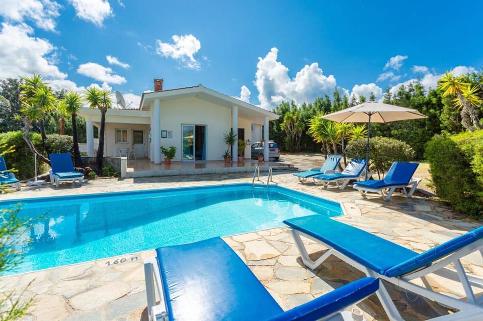 Villa Christia Maris: Large Private Pool, Walk to Beach, Sea Views, A/C, WiFi                        Apartment in Paphos District