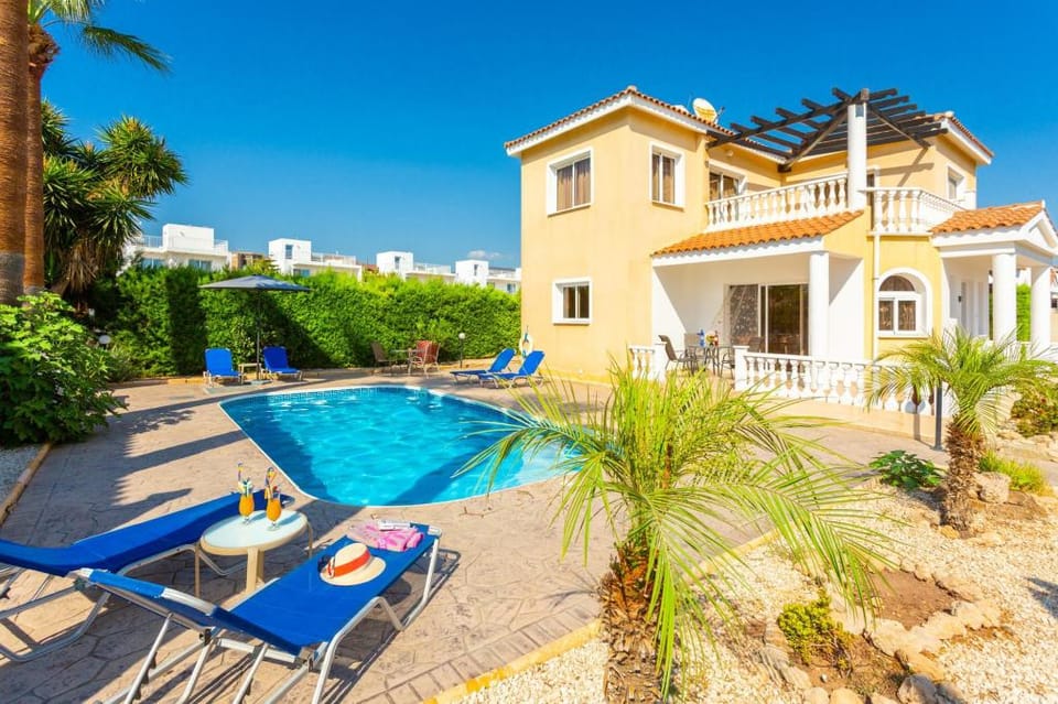Villa Anastasia: Large Private Pool, Walk to Beach, A/C, WiFi, Car Not Required, Eco-Friendly        Apartment in Peyia