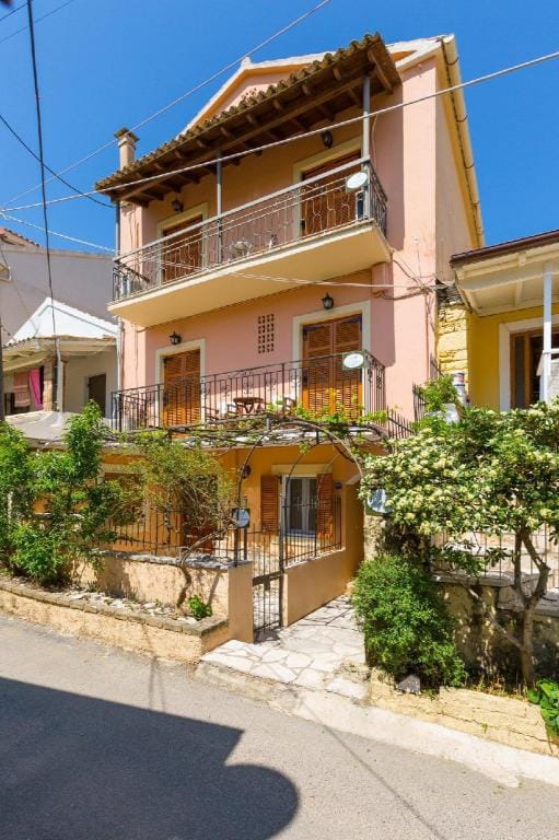 Anna Apartment: Walk to Beach, A/C, WiFi, Car Not Required                                           Apartment in Corfu, Greece